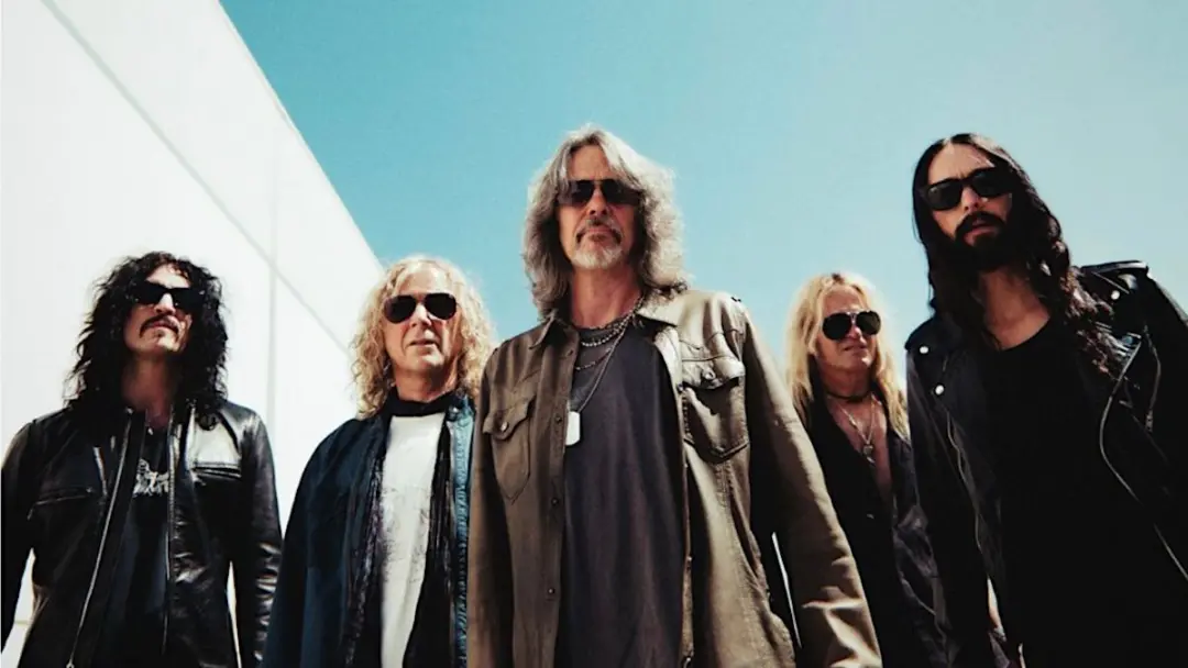 Kelly Hansen, ex do Foreigner, é a nova voz do The Dead Daisies, com show marcado pra 2027 e single novo Lift Me Up. A …