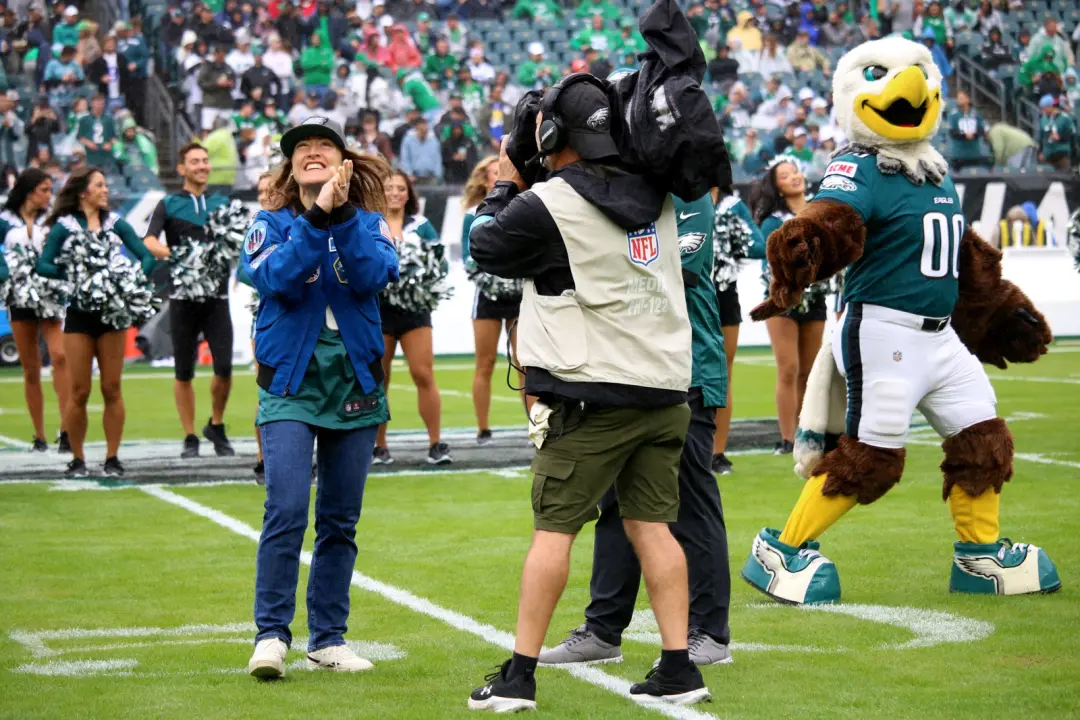 Christina Koch, astronauta da NASA, liderou o canto do hino do Eagles em um jogo entre Eagles e Rams no Lincoln Financi…