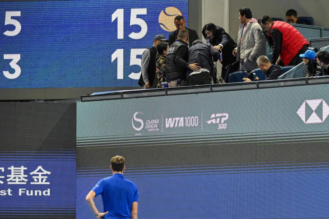 Novak Djokovic avança à final no ATP 500 da China depois que Medvedev foi desclassificado por acertar uma bola em um es…