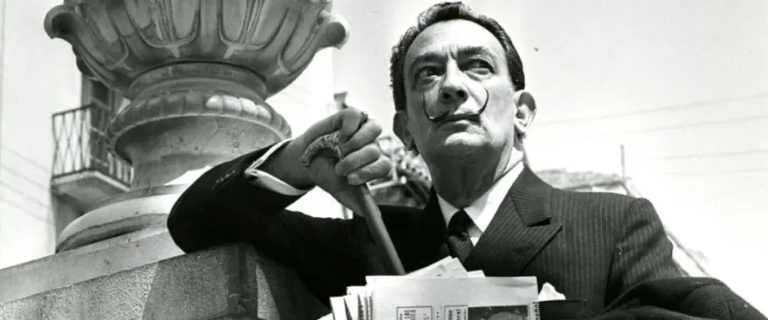 Capa de bronze de obra de Salvador Dalí, feita para um livro, foi roubada de museu privado em Issoire, na França. Uma p…