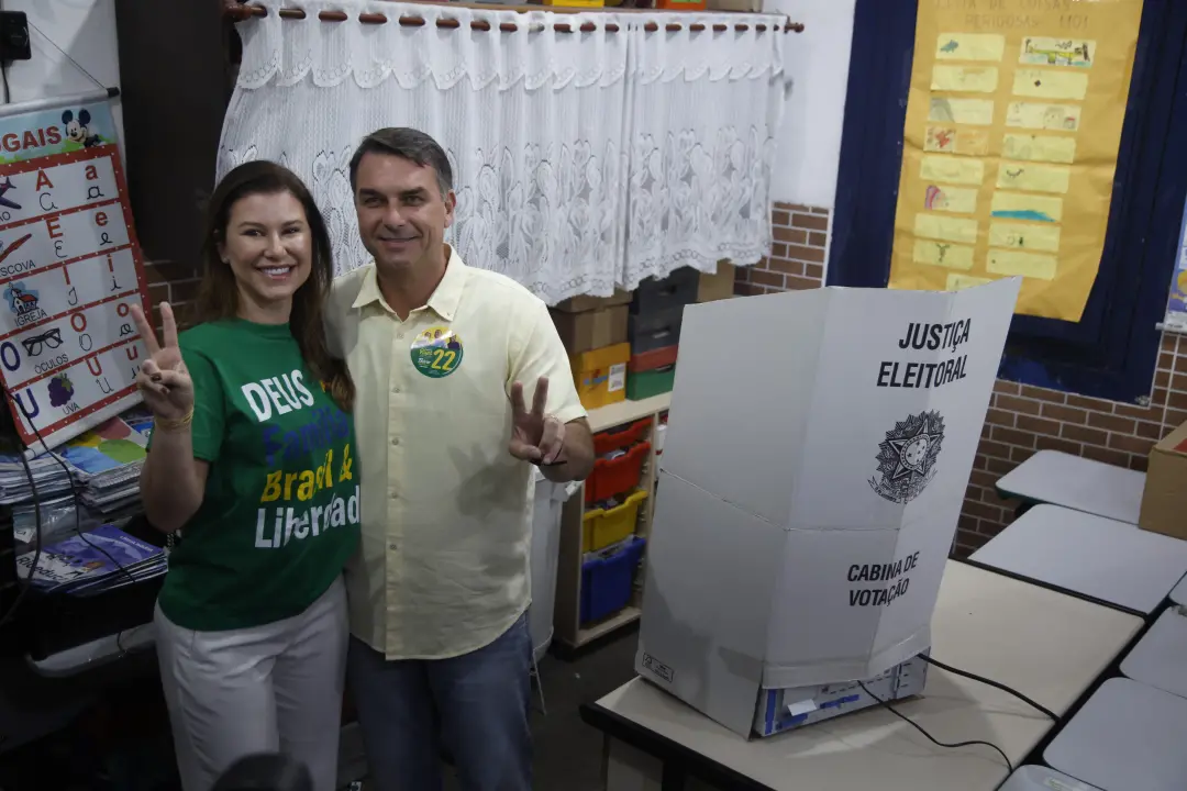 Senador Flávio Bolsonaro passou o domingo após votar no Rio, em Brasília, com vinho e louvores. A intenção era afastar …