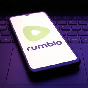 Rumble voltou a funcionar no Brasil mesmo com o bloqueio do STF. Isso mostra como as plataformas conseguem encontrar ca…
