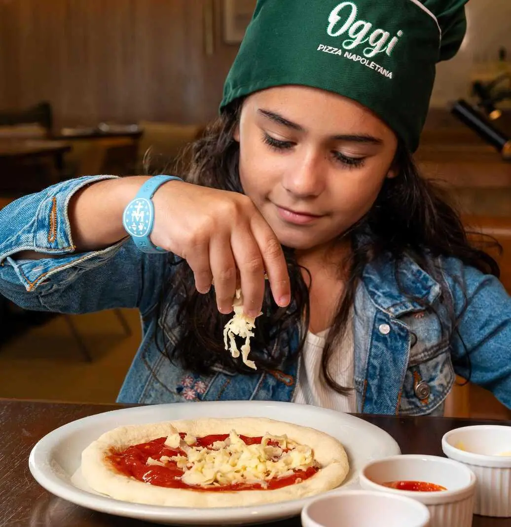 Pizzaria Oggi vai ter experiência de pizzaiolo por um dia para crianças de 10 a 12 de outubro. Acho legal que tenham cr…
