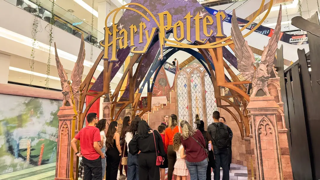 Aurora Shopping em Londrina recebe a experiência imersiva Celebre Hogwarts, gratuita, até 27 de outubro. A magia transp…