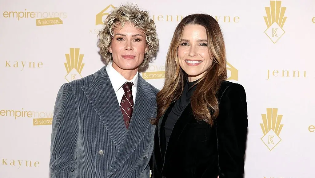 Sophia Bush e Ashlyn Harris se casaram em uma casa no Upstate New York. Foi um casamento sem alarde, longe de tapetes v…