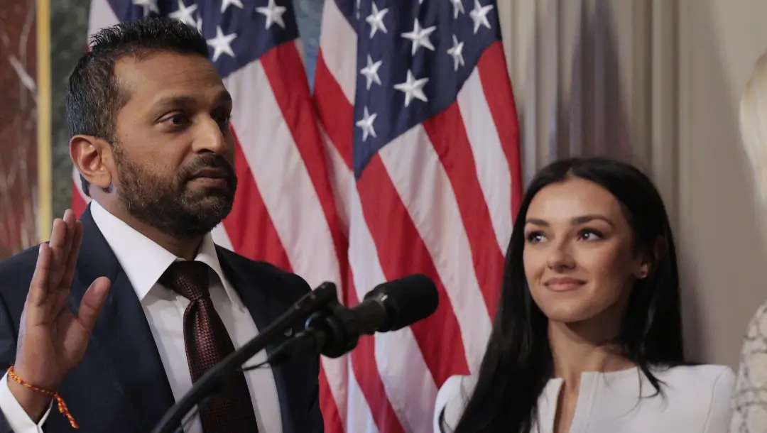 Kash Patel e Alexis Wilkins estão no noivado depois de namorar desde 2023. Achei interessante ver a união de duas pesso…