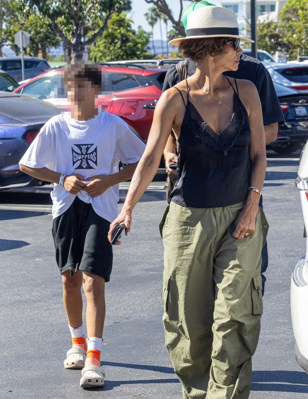 Halle Berry está passando tempo com o filho Maceo, de 12 anos, após a custódia principal ter sido temporariamente dada …