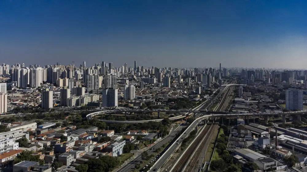 Três em cada quatro brasileiros reduziram gastos no último ano para pagar moradia. Essa pressão afeta até alimentação e…
