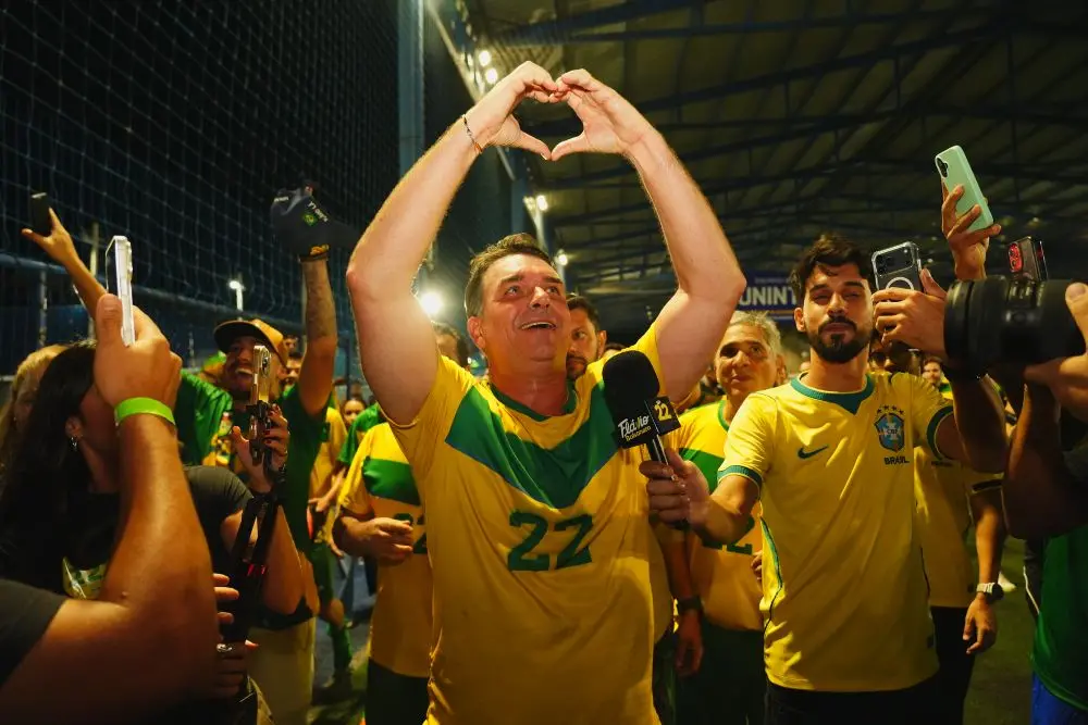Flavio Bolsonaro comentou que a maioria esmagadora do PL no Congresso configura base para um presidente como ele. A for…