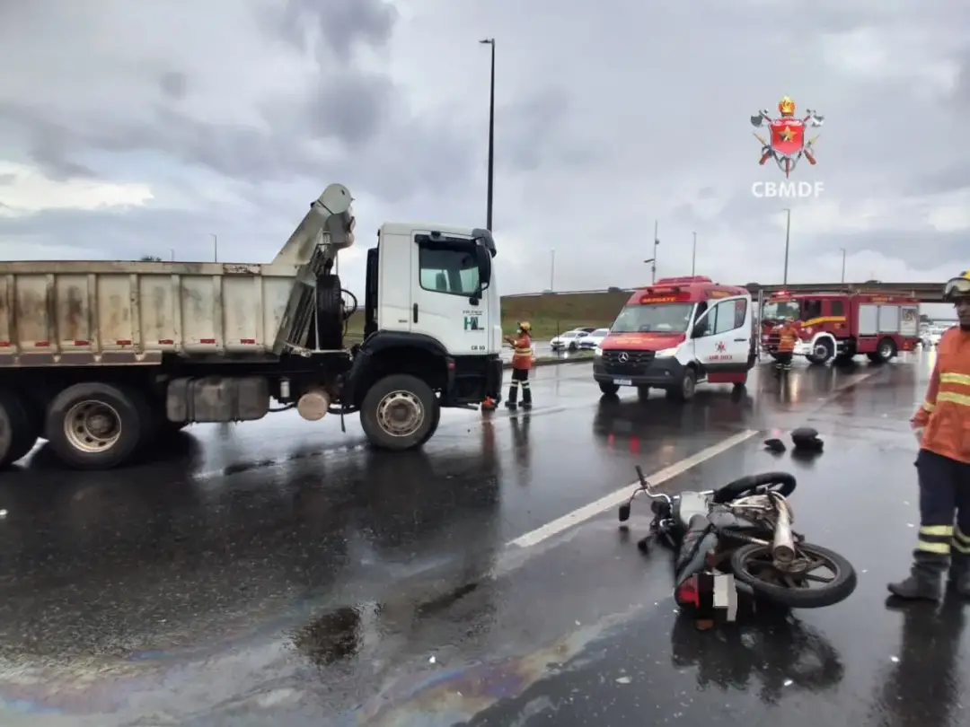 Na EPTG, em Brasília, um motociclista teve suspeita de fratura na perna direita após colisão com um caminhão. Duas faix…