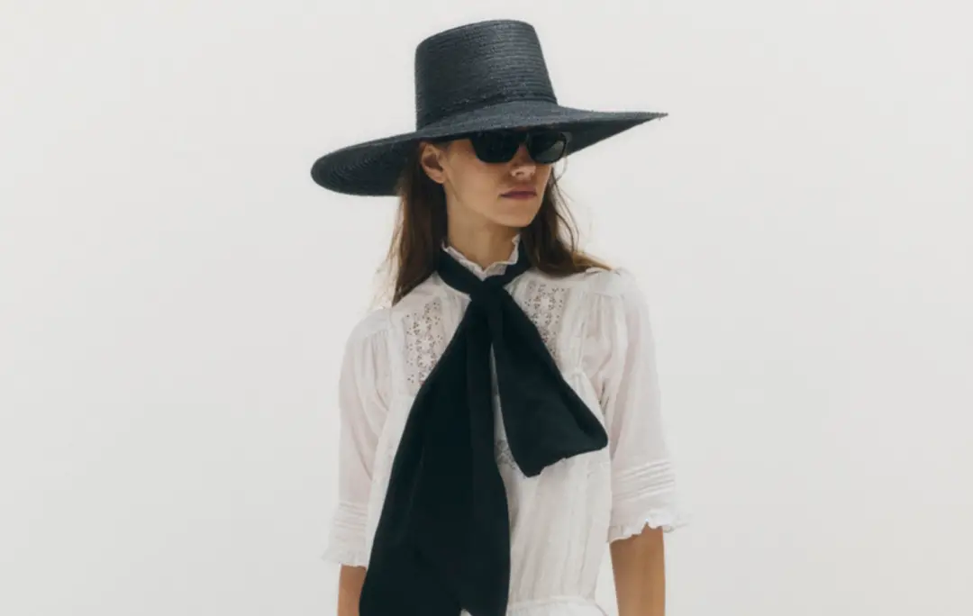 Ralph Lauren soltou a Polo feminina 2027 misturando alfaiataria com peças esportivas e os tons vermelho e azul cobalto.…