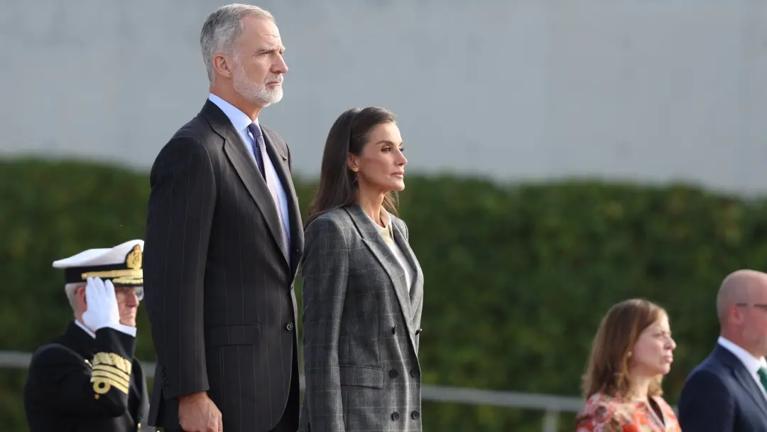Felipe VI assinou eletronicamente o decreto que antecipa as eleições gerais espanholas para 29 de novembro. A decisão v…