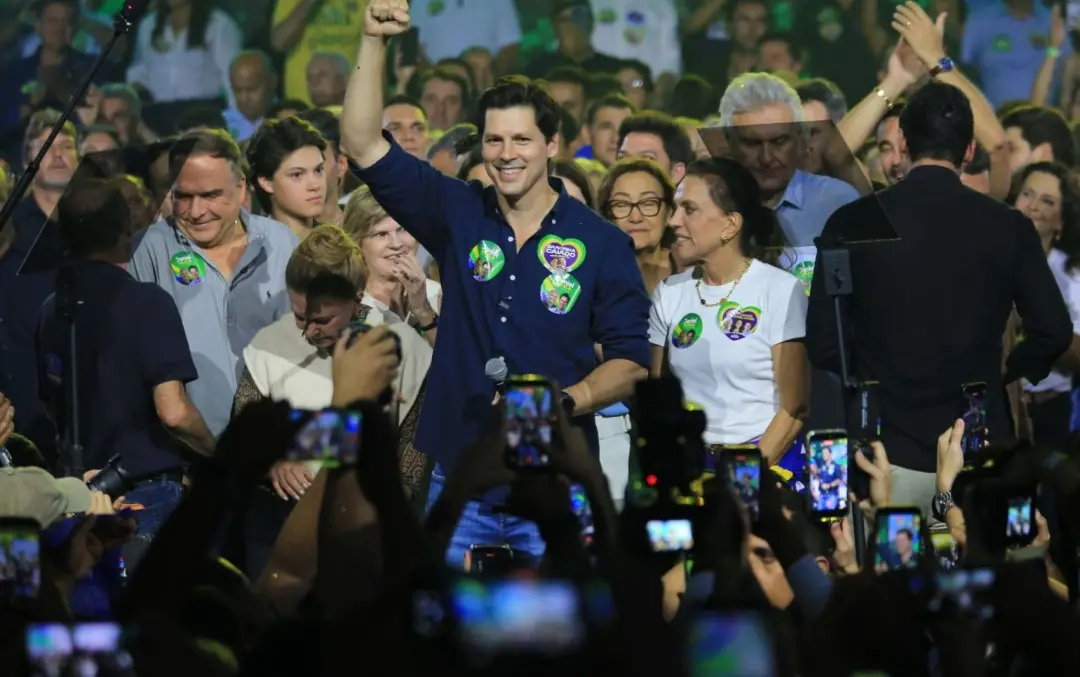 Reeleito com 59,17% dos votos, Daniel Vilela promete priorizar Saúde e Segurança em Goiás. A conclusão do Hospital de U…