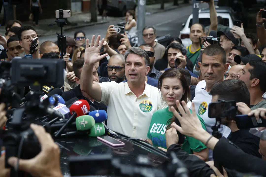 Flávio Bolsonaro venceu 33 das 49 zonas eleitorais no Rio, repetindo o padrão de 2022 com 47,88% dos votos. A concentra…