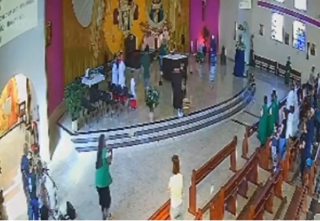 Caraguatatuba, em São Paulo, teve um bispo agredido com um soco durante a missa de domingo. O homem invadiu a Catedral …