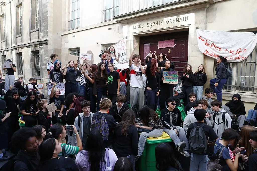 Em Lens, na França, um estudante de 15 anos perdeu a mão em explosão de granada policial durante protestos. Esse tipo d…