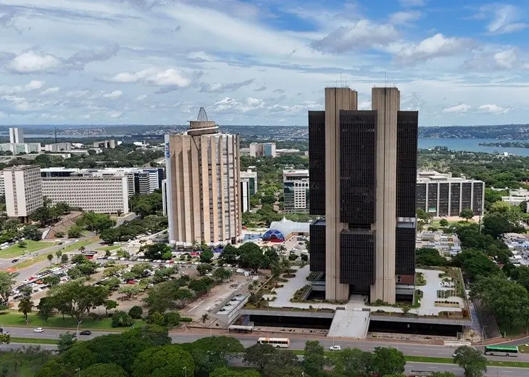 A aposta de queda de meio ponto na Selic em dezembro subiu de 18% para 45% com o rali nos juros futuros. Esse movimento…