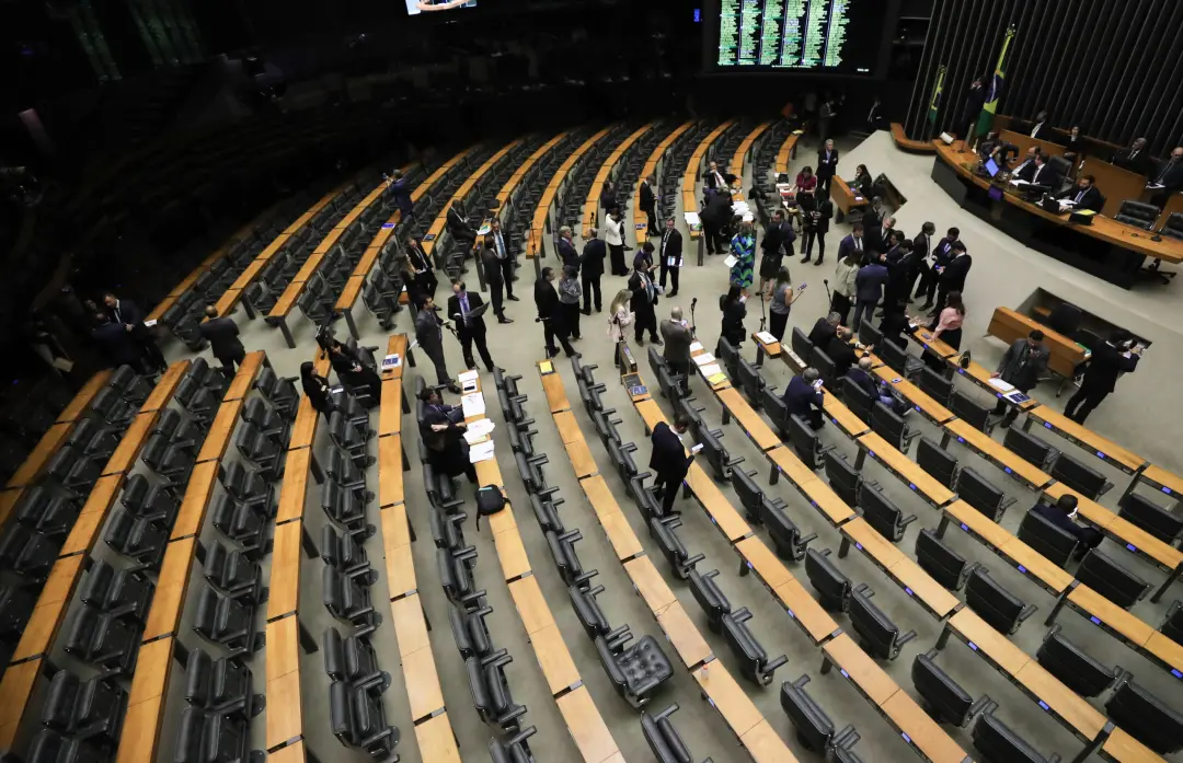 O PL cresceu e ficou com 121 deputados, a maior bancada da Câmara, e a União Brasil caiu para 46 congressistas. Isso mo…