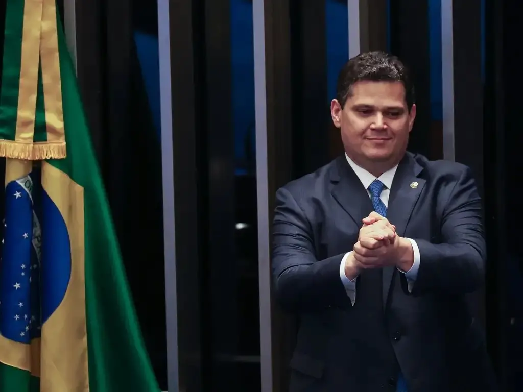 Davi Alcolumbre manteve a sessão no Senado para analisar a PEC que muda a escala 6x1 nesta terça. O modelo de seis dias…