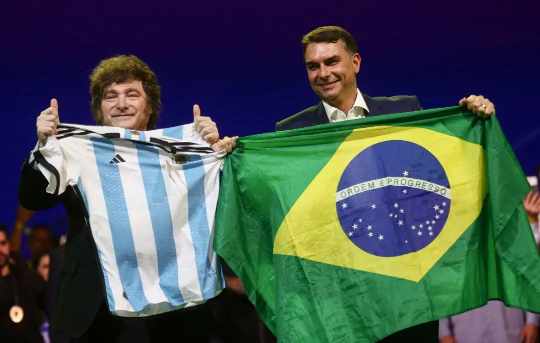 Flávio Bolsonaro agradeceu Milei por parabenizá-lo pela eleição histórica contra Lula. Diz que em breve Brasil e Argent…