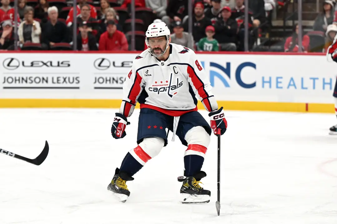 Alex Ovechkin confirmou que a temporada 2026-2027 será a última dele na NHL. Atingir 929 gols na carreira coloca ele co…
