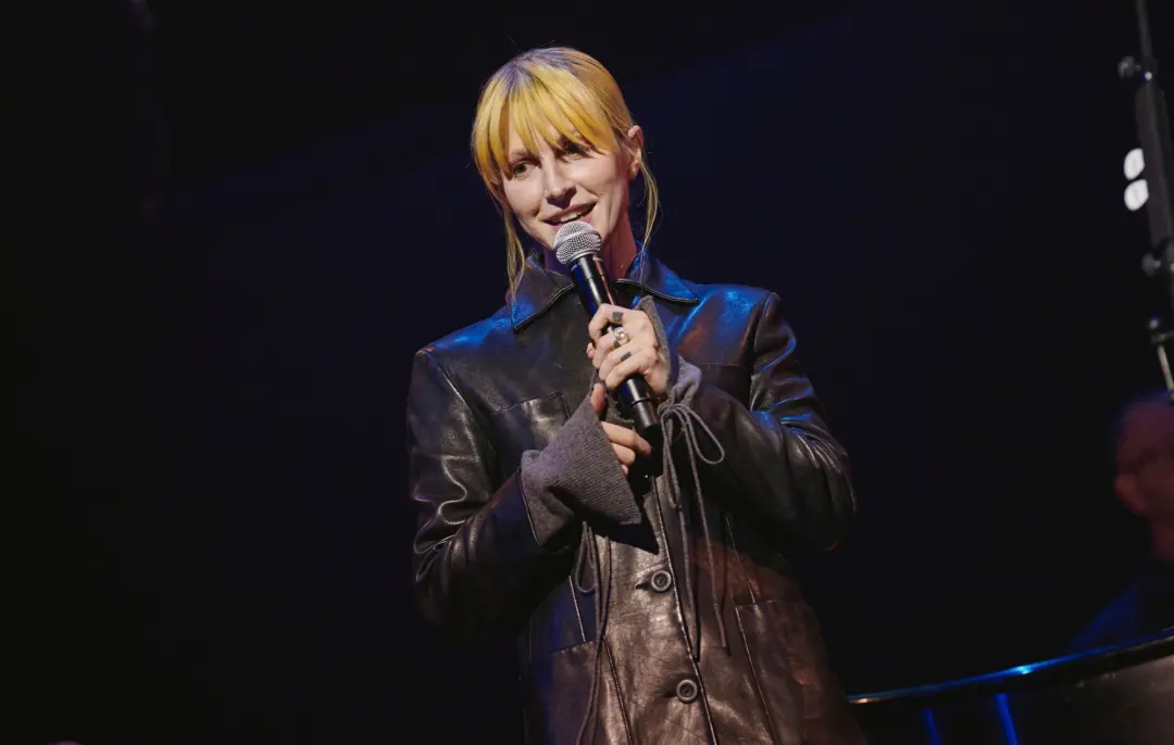 Hayley Williams gritou Fuck ICE em show no California, enquanto cantava Ice In My OJ. Ações assim mostram como a expres…