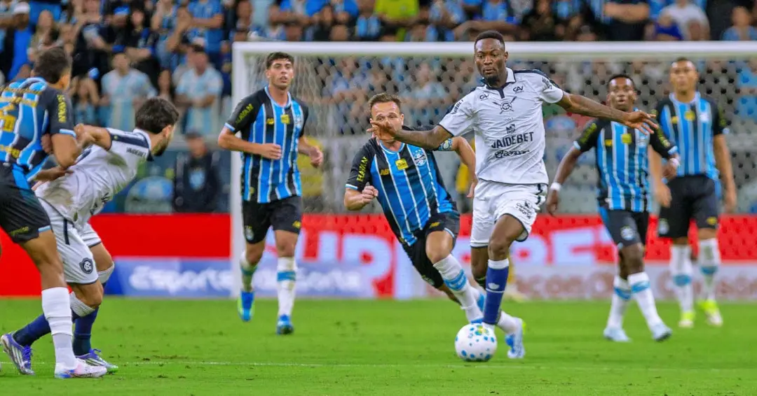 Tchamba chega em Belém nesta terça após defender Camarões e o Remo trabalha para tê-lo contra o Grêmio quarta. É um ris…