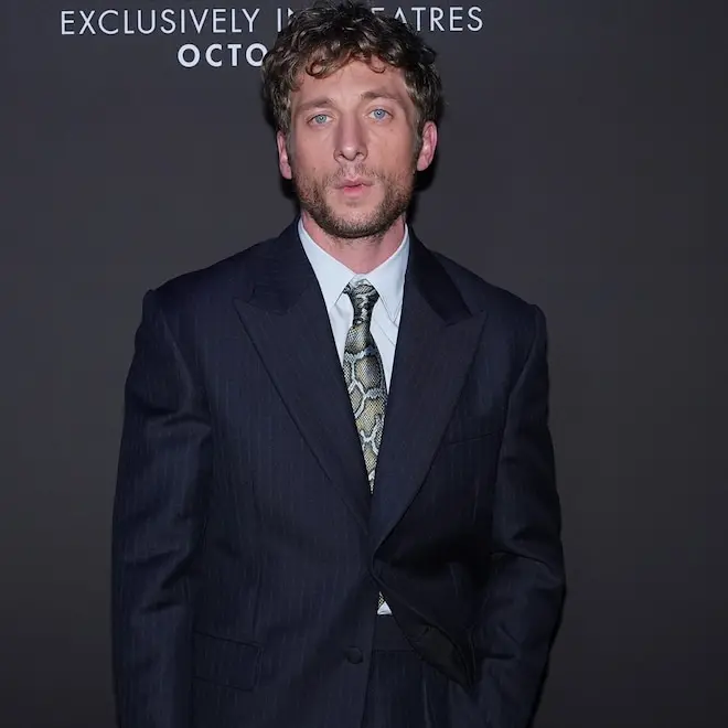 Jeremy Allen White mostrando lado protetor com as filhas Ezer, de 7 anos e Dolores, de 5, principalmente no ambiente on…