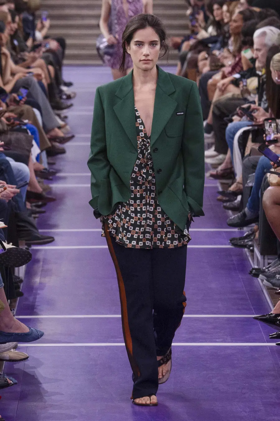 Ella Bleu, atriz de 26 anos, pisou na passarela da Paris Fashion Week ao lado de um vencedor do Oscar e uma supermodelo…