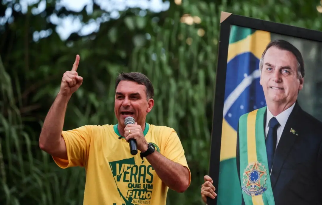 Flávio Bolsonaro bate a marca de votos, chegando a 56 milhões no primeiro turno, superando os 51 milhões de 2022. Ver a…