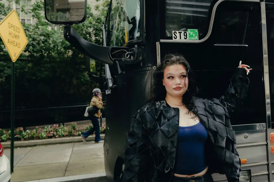 Lola Young vai fazer a turnê North American The Everything Begins em 2027, com paradas em Radio City Music Hall em Nova…