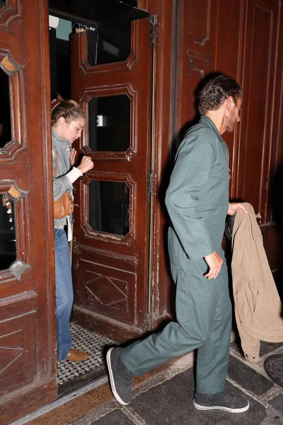 Bradley Cooper e Gigi Hadid com anéis de casamento continuam juntos na Cidade do Amor. No meio de Nova York, a continui…