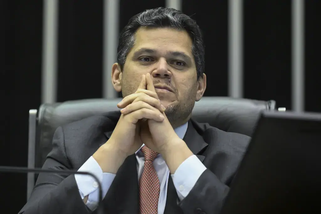 Davi Alcolumbre ligando para senadores para articular o fim da escala 6x1 na terça-feira 6. A proposta precisa de 49 vo…