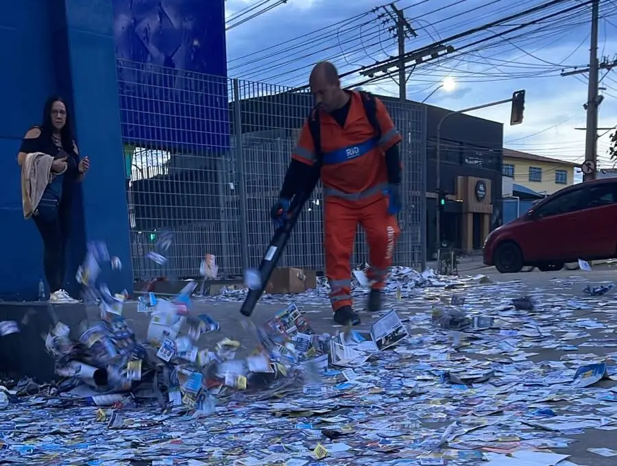 3.621 garis mobilizados na Comlurb para recolher 423 toneladas de material de propaganda eleitoral nas ruas do Rio. A o…