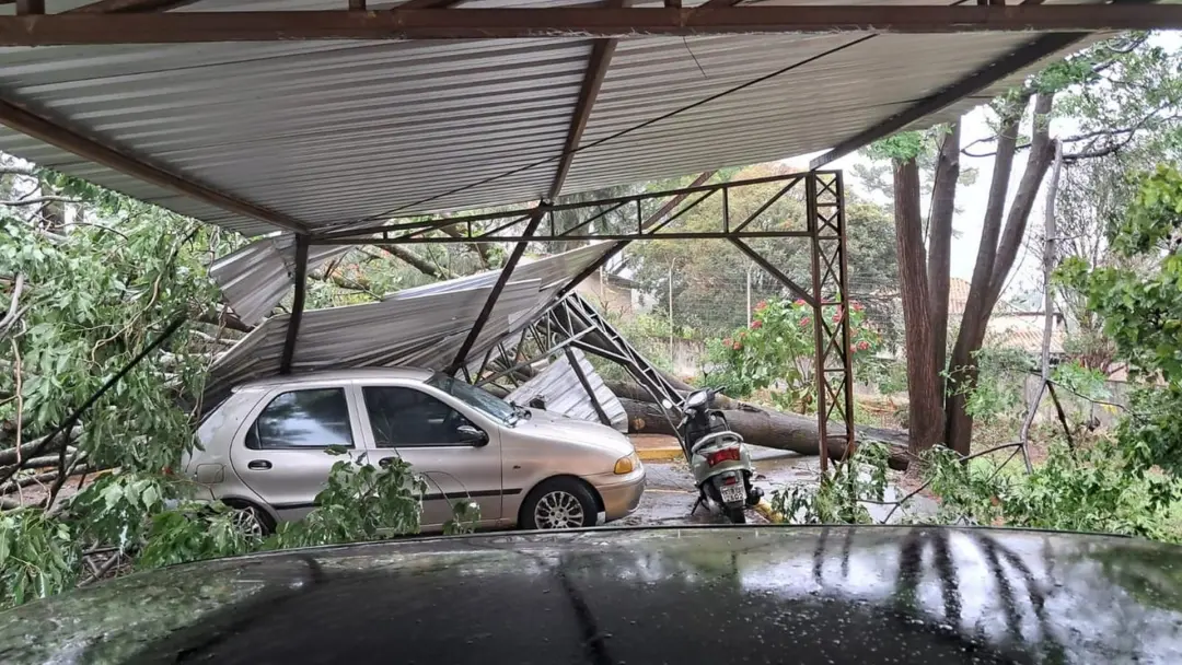 Bairros de Marília estão sem energia e com a água comprometida desde o temporal de domingo. Isso acontece porque o fort…
