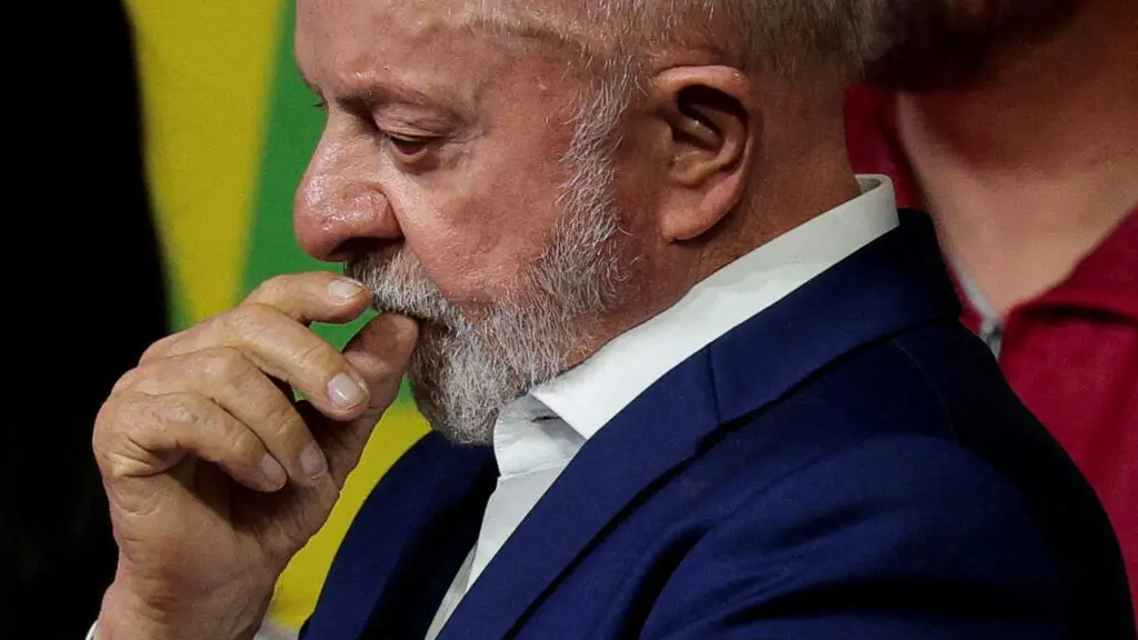 Lula ficou atrás de Flavio Bolsonaro no primeiro turno presidencial no Brasil. Analistas apontam que as medidas de comb…