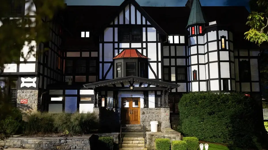 Cornell University, em Nova York, teve uma prisão por drogas na casa da fraternidade Chi Phi antes das acusações de agr…