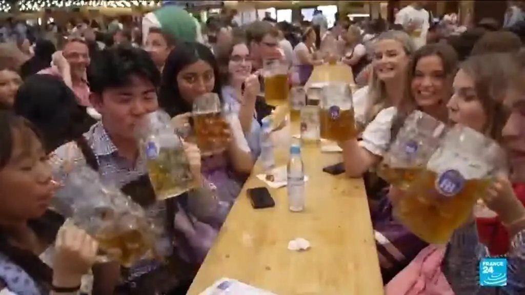 Oktoberfest encerrou com 7,4 milhões de visitantes e 6,7 milhões de litros de cerveja na Alemanha. É um grande evento q…