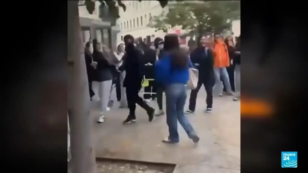 Entre 400 e 500 escolas na França devem fechar segunda por causa dos protestos dos estudantes. Mais de 70 professores f…