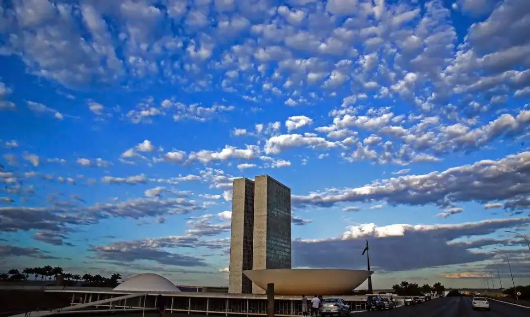 PL com 121 deputados, ganhando mais cadeiras na Câmara, enquanto as bancadas do Centrão caem, totalizando 207 deputados…
