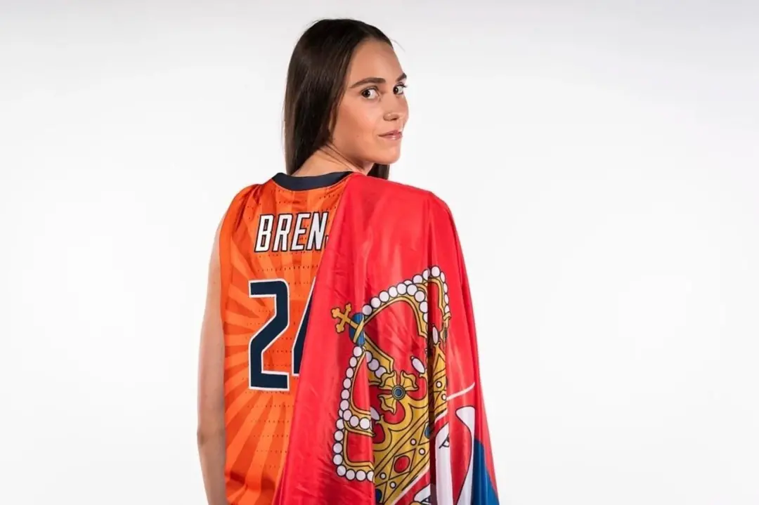 Lana Brenjo sofreu uma lesão no ligamento cruzado anterior durante os treinos de pré-temporada em Illinois e perderá a …