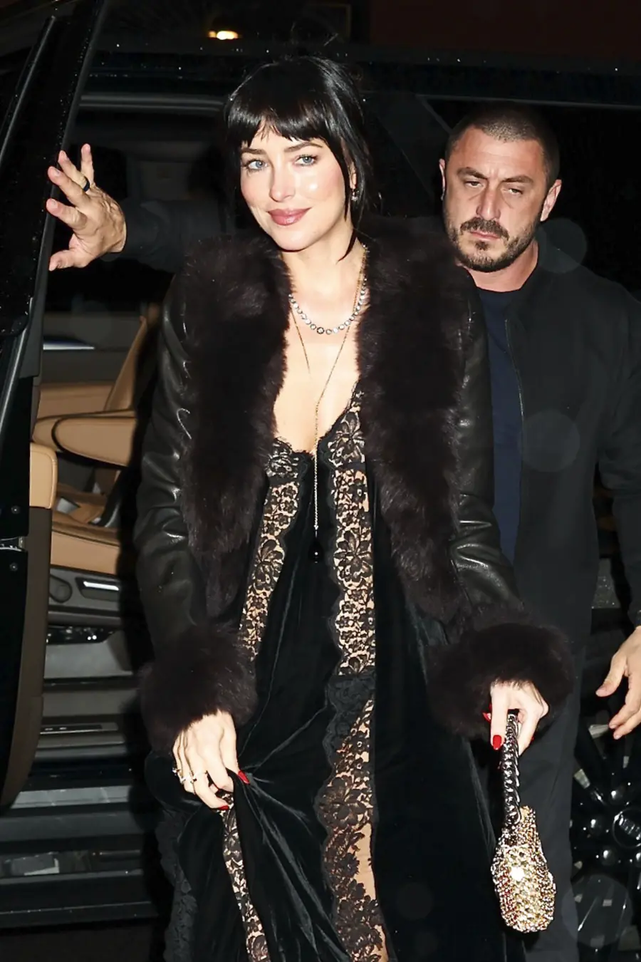 Dakota Johnson comemora 37 anos em evento em Nova York com Jennifer Lawrence. É interessante ver como figuras important…
