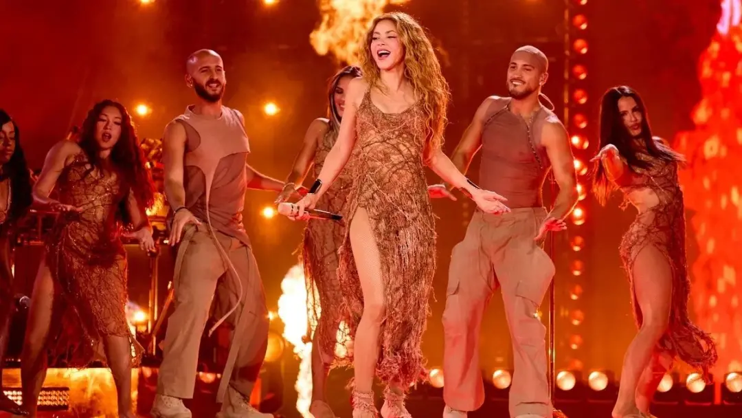 Shakira adicionou uma data final na residência de Madri, estendendo o show para 12 de Outubro. É bom ver que ela tá dan…