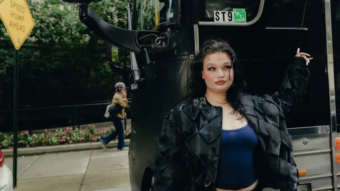 Lola Young vai fazer uma turnê norte-americana de 17 datas em 2027. Um ciclo de renovação, que a artista chama de Every…