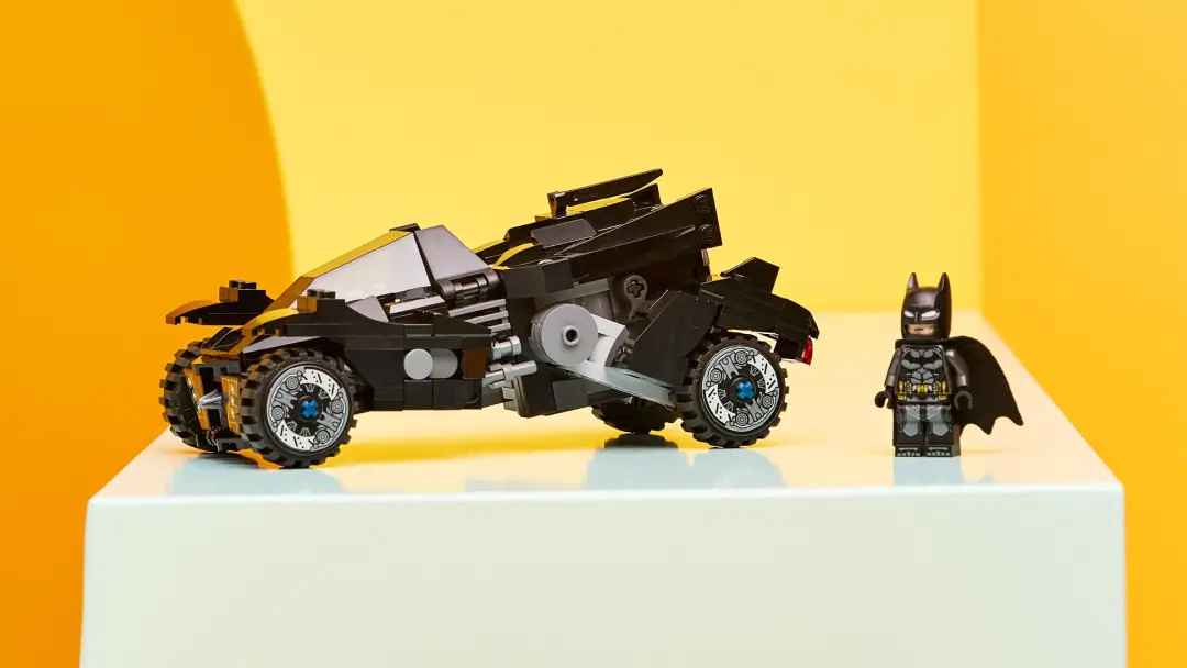 Três sets novos do Batman da LEGO foram revelados para 2027, incluindo um mural do Joker, um Batmobile de Arkham e um m…