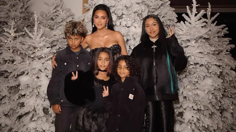 Kim Kardashian tem quatro babás em rodízio para ajudar com os filhos. A presença dela é mantida com rotinas como jantar…