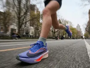 Tênis Nike com placa de carbono está por R$ 680, com 55% de desconto. Parece um bom negócio se o foco é performance e e…