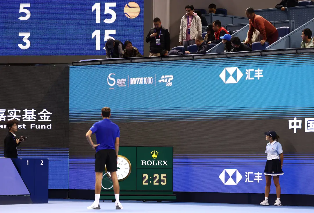 Medvedev foi desclassificado na semifinal em Pequim depois de acidentalmente atingir um espectador com uma bola. A regr…
