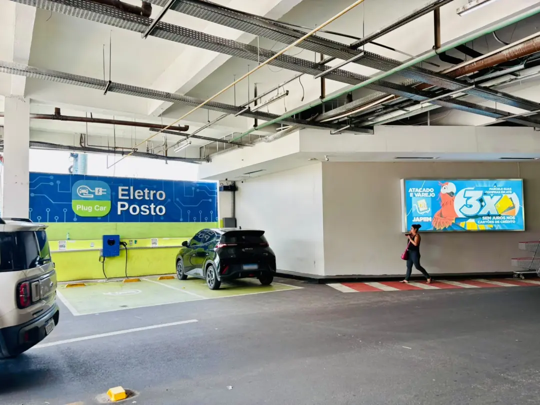 Seis unidades do Grupo DB em Manaus agora têm recarga para carros elétricos. A mudança mostra que o varejo precisa acom…