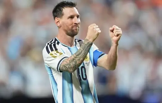 Lionel Messi despedida com ingressos esgotados em 90 minutos, variando de R$ 308 a R$ 1,6 mil. A procura demonstra o va…